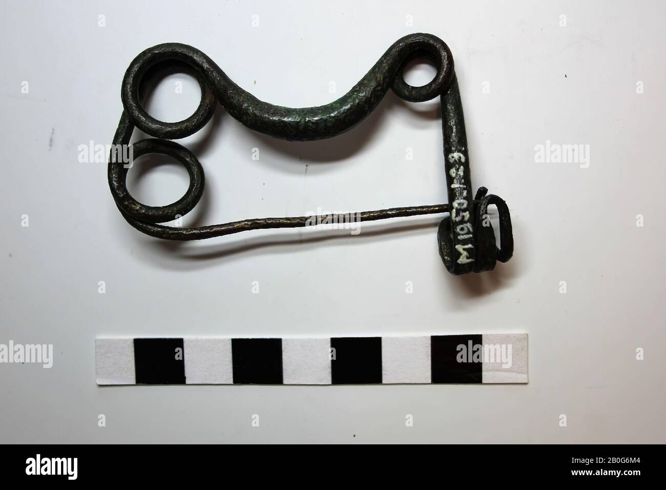fibula di serpente di bronzo con tre molle a spirale. Sulla treccia decorazione a spina di pesce, fibula, serpente fibula, metallo, bronzo, 7,0 x 1,3 x 4,2 cm, primi Hallstatt, Austria, sconosciuto, sconosciuto, sconosciuto Foto Stock