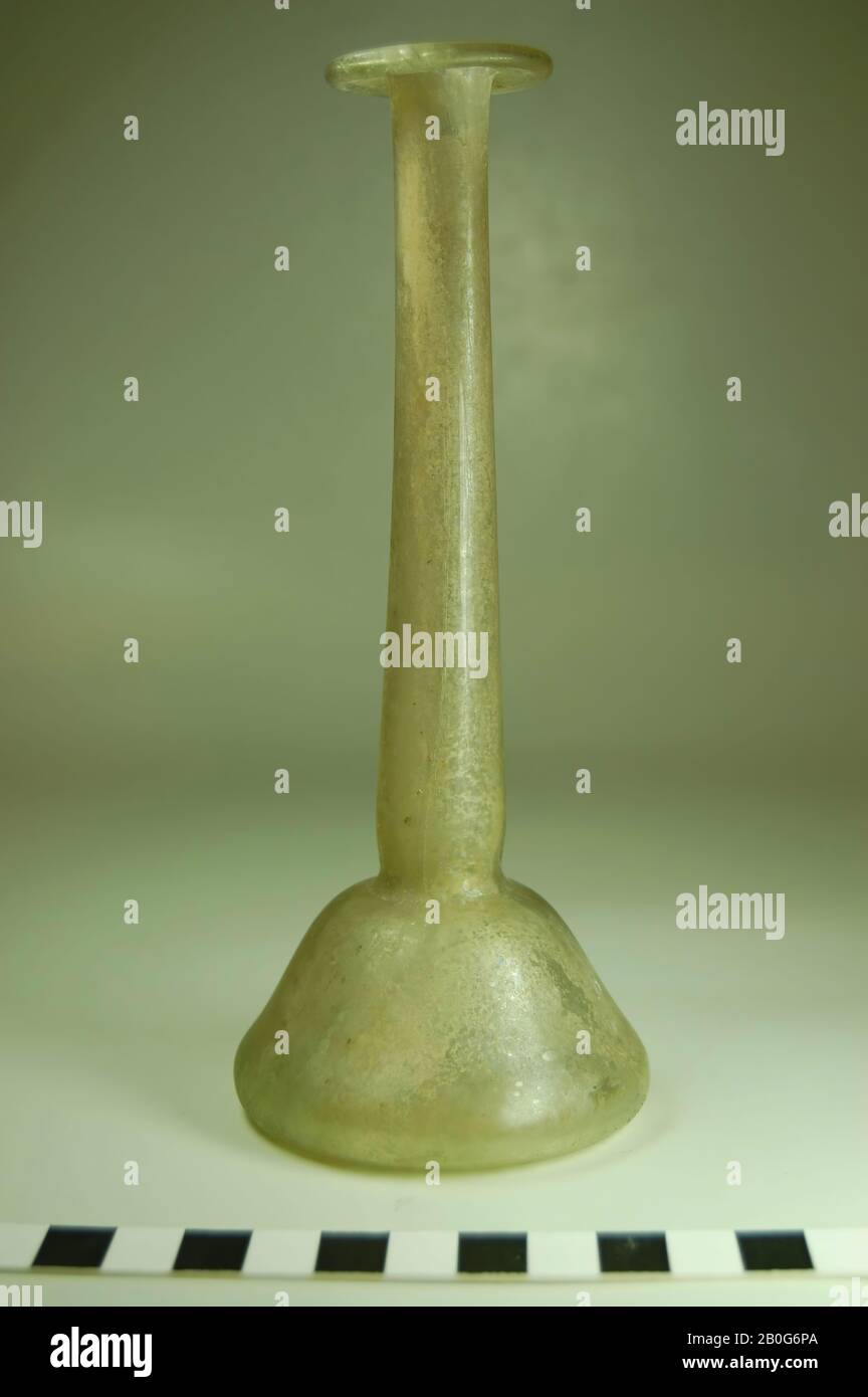 Fiala di vetro con collo lungo e prolungato e un labbro eccezionale, appiattita in alto. In vetro trasparente, non decorato e soffiato a mano libera. Vecchio numero di inventario: 00 Foto Stock