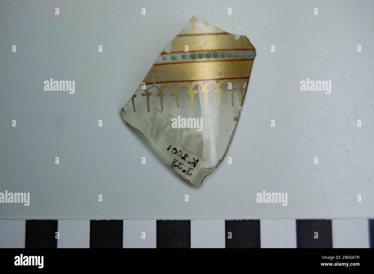 Il vetro brilla con i colori rosso e oro, con i puntini blu in rilievo. Bolle d'aria nel vetro. Vecchio numero: 12287., bardo, vetro, 4,5 x 5 cm, romano 50-100, Egitto Foto Stock