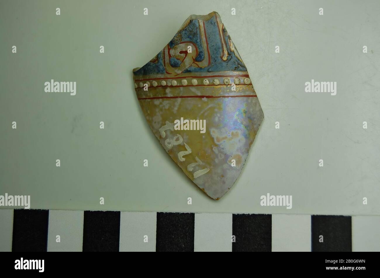 Il vetro brilla con i colori rosso, blu e oro. Piccoli punti bianchi in rilievo. Nelle bolle d'aria del vetro. Area superficiale. Vecchio numero: 12287., bardo, vetro, 5 x 4 cm, romano 50-100, Egitto Foto Stock