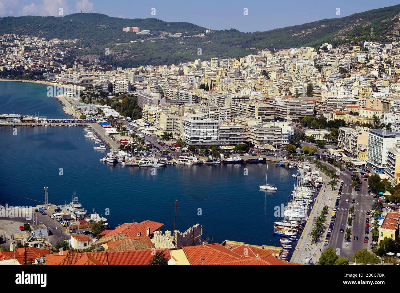 Kavala, Grecia - 13 settembre 2014: Paesaggio urbano con porto, passeggiata, parco divertimenti e diversi edifici della città di Eastmacedonia Foto Stock