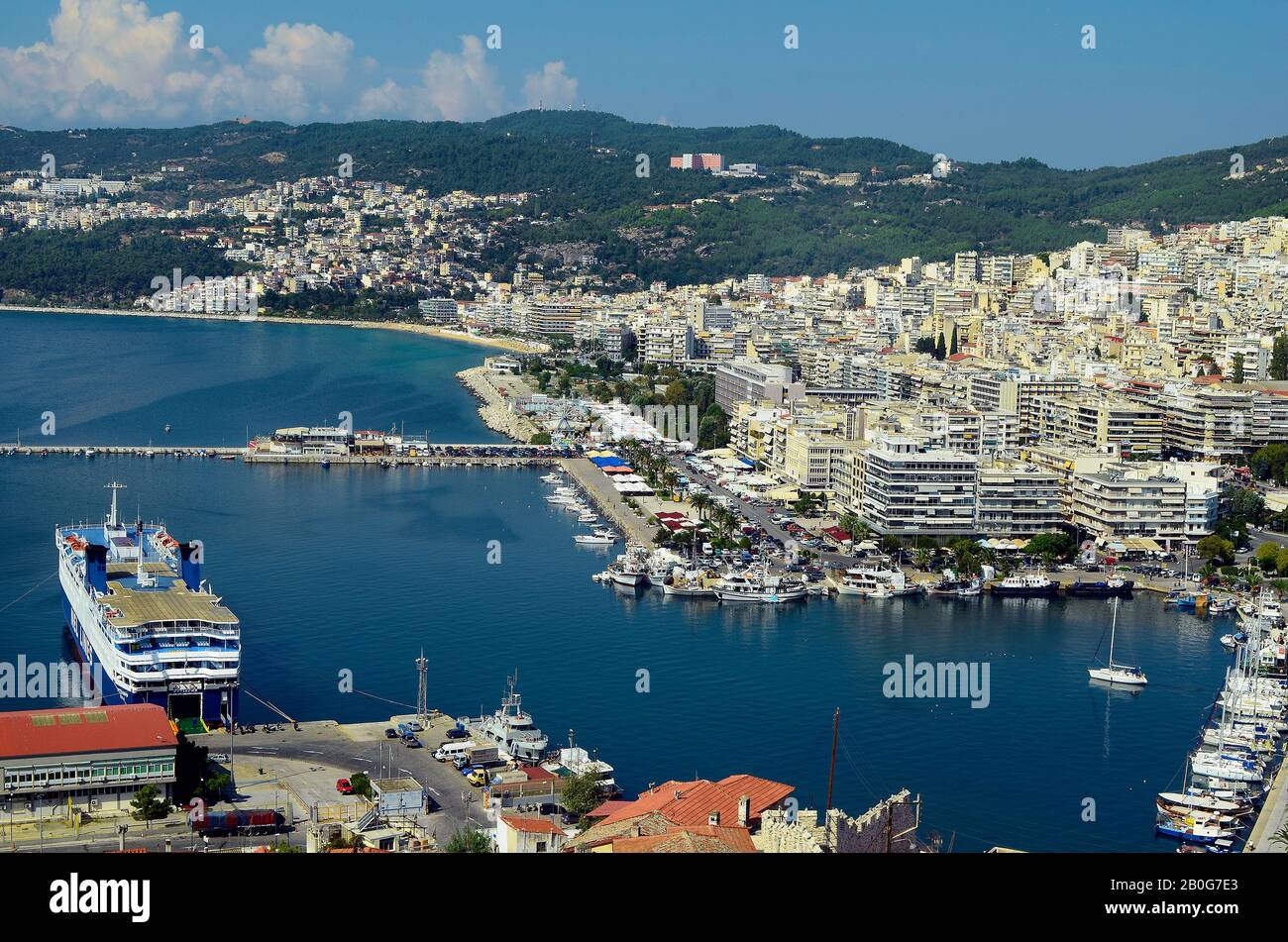 Kavala, Grecia - 13 settembre 2014: Paesaggio urbano con porto, passeggiata, parco divertimenti e diversi edifici della città di Eastmacedonia Foto Stock