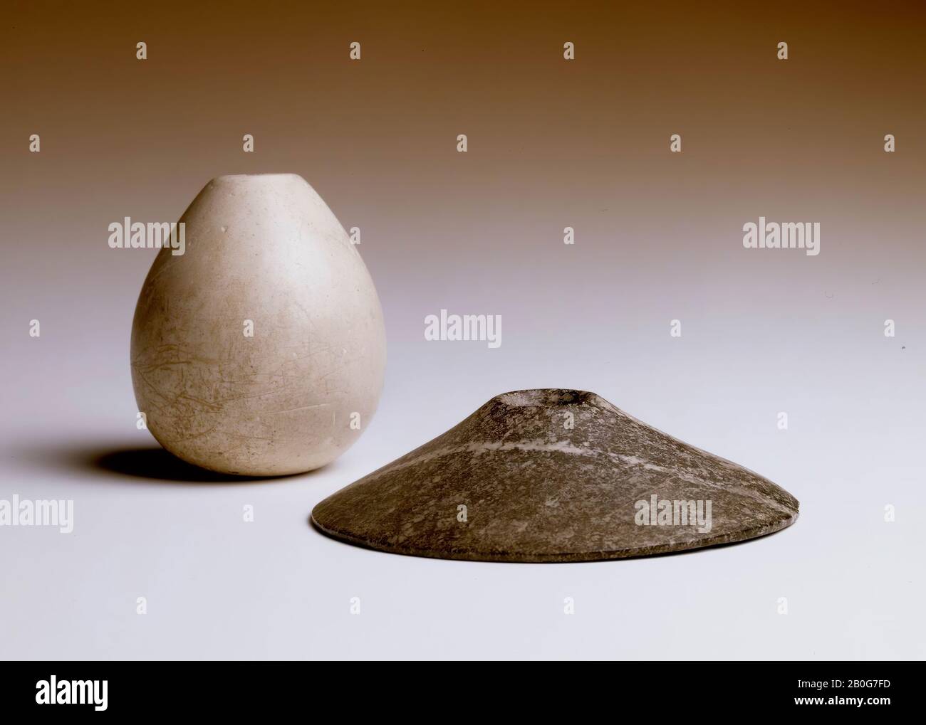 Macis, forma conica, macis, granito, 3 cm, Periodo arcaico, EgyptDescription della collezione egiziana, i, p.4, H.D. Schneider, Life And Death (Perth 1997) No. 58, P. Giovetti Foto Stock