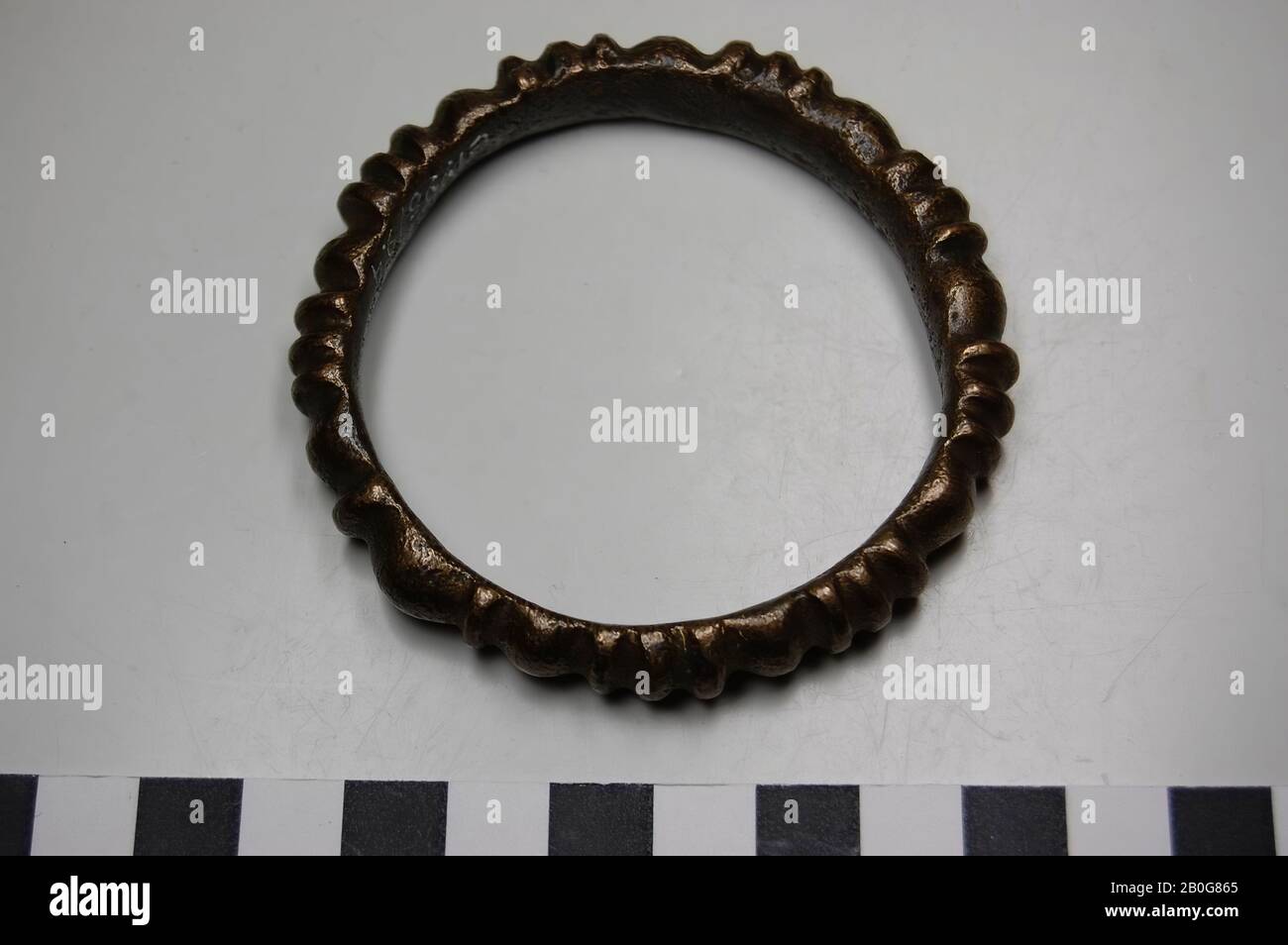 Bracciale chiuso con nervature, bronzo. Le nervature sono disposte in triplette alternate ad un ispessimento sferico. Piccola area con una nervatura. Su un interno fortemente indossato, bracciale, metallo, bronzo, 7,4 x 7,4 x 0,9 cm, Hallstatt C. Foto Stock