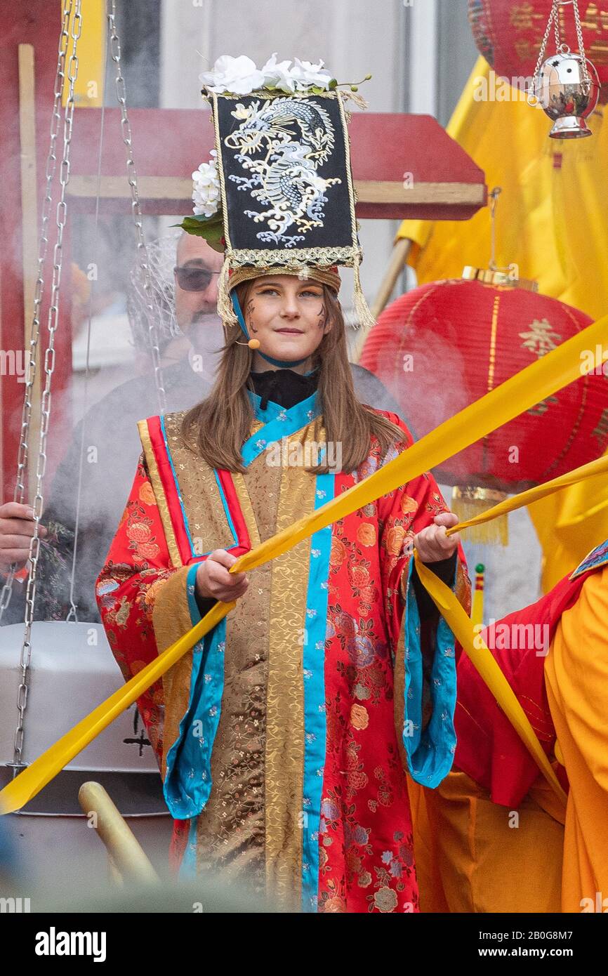 Dietfurt, Germania. 20th Feb, 2020. Emelie Leopold è la prima principessa del drago a prendere parte alla tradizionale processione cinese carnevale. Come ogni anno il 'Senza Senso Giovedi', stolti vestiti come asiatici sfilano attraverso la città. Il carnevale cinese risale ad una leggenda secondo la quale il popolo di Dietfurt nel Medioevo ha semplicemente lasciato un esattore fiscale che si erge fuori dalle mura della città. Si dice che il camberlain si sia successivamente lamentato al vescovo, suo datore di lavoro, che i Dietfurters si nascondevano dietro il loro muro 'come i cinesi'. Credito: Armin Weigel/Dpa/Alamy Live News Foto Stock