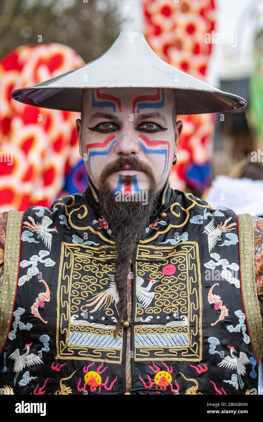 Dietfurt, Germania. 20th Feb, 2020. Un uomo in costume cinese partecipa  alla tradizionale processione cinese del carnevale. Come ogni anno il  'Senza Senso Giovedi', stolti vestiti come asiatici sfilano attraverso la  città.