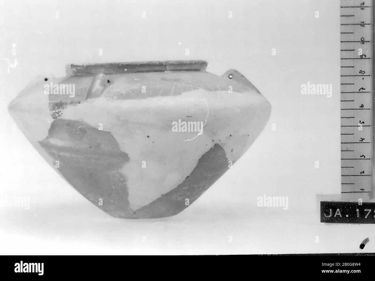 Tipo: 10, maiolica piccola, orig. 4 capicorda (2 piani), fascia con decorazione sopra capicorda, restaurata, pentola, terracotta, H. 9,5, D (fondo) 4, D (max) 16, D (bordo) 8,5 cm, periodo di Uruk -3800 Foto Stock