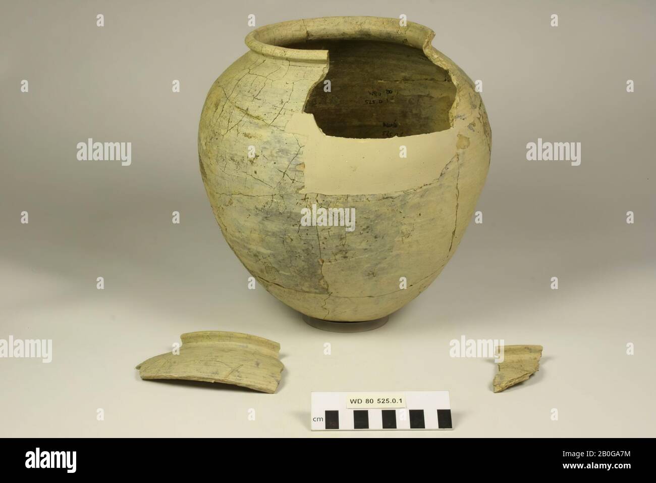 Pentola di terracotta. Incollaggio e aggiunte, parte del bordo manca, 2 barbe sfusi., Pot, terracotta, h: 26 cm, diam: 24 cm, Olanda, Utrecht, Wijk bij Duurstede, Wijk bij Duurstede, Dorestad Foto Stock