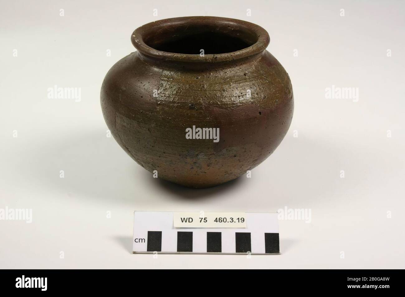 Vaso di terracotta smaltata. Incollaggio e aggiunte., Pot, terracotta, h: 12.5 cm, diam: 14.5 cm, Olanda, Utrecht, Wijk bij Duurstede, Wijk bij Duurstede, Dorestad Foto Stock