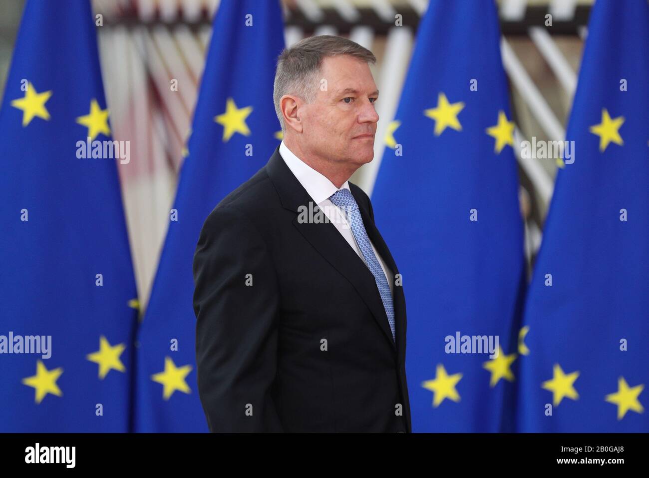 (200220) -- BRUXELLES, 20 febbraio 2020 (Xinhua) -- il presidente rumeno Klaus Werner Iohannis arriva per una riunione speciale del Consiglio europeo presso la sede dell'UE a Bruxelles, Belgio, 20 febbraio 2020. I leader intendono concordare il bilancio a lungo termine dell'UE per il 2021-2027, il quadro finanziario pluriennale (QFP). (Xinhua/Zheng Huansong) Foto Stock