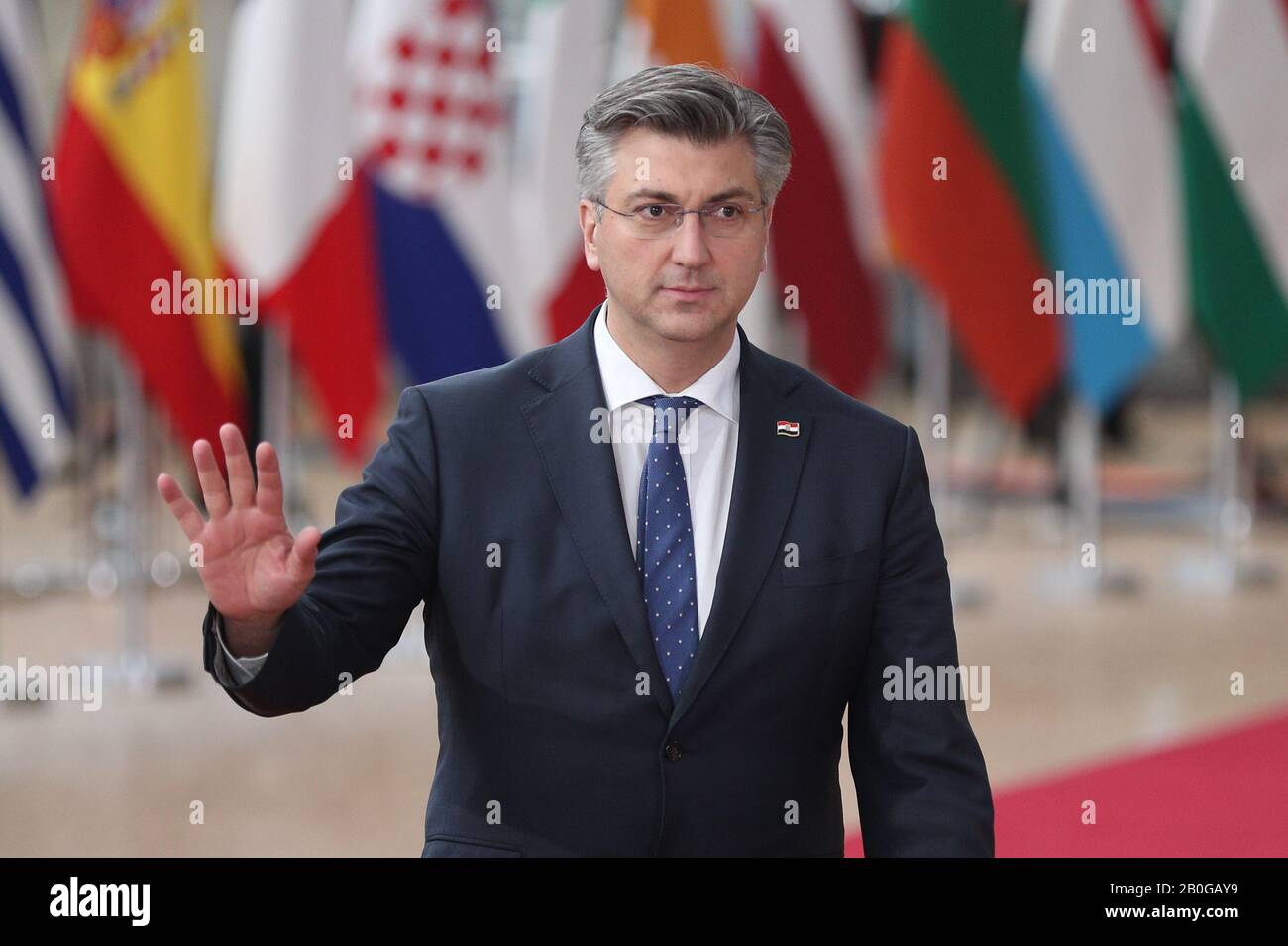 (200220) -- BRUXELLES, 20 febbraio 2020 (Xinhua) -- il primo ministro croato Andrej Plenkovic arriva per una riunione speciale del Consiglio europeo presso la sede dell'UE a Bruxelles, Belgio, 20 febbraio 2020. I leader intendono concordare il bilancio a lungo termine dell'UE per il 2021-2027, il quadro finanziario pluriennale (QFP). (Xinhua/Zheng Huansong) Foto Stock