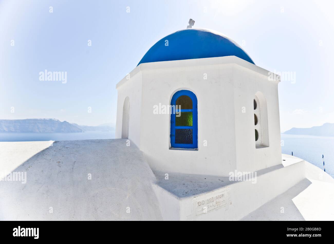 Tipica chiesa a cupola blu a Oia, isola di Santorini, Grecia Foto Stock
