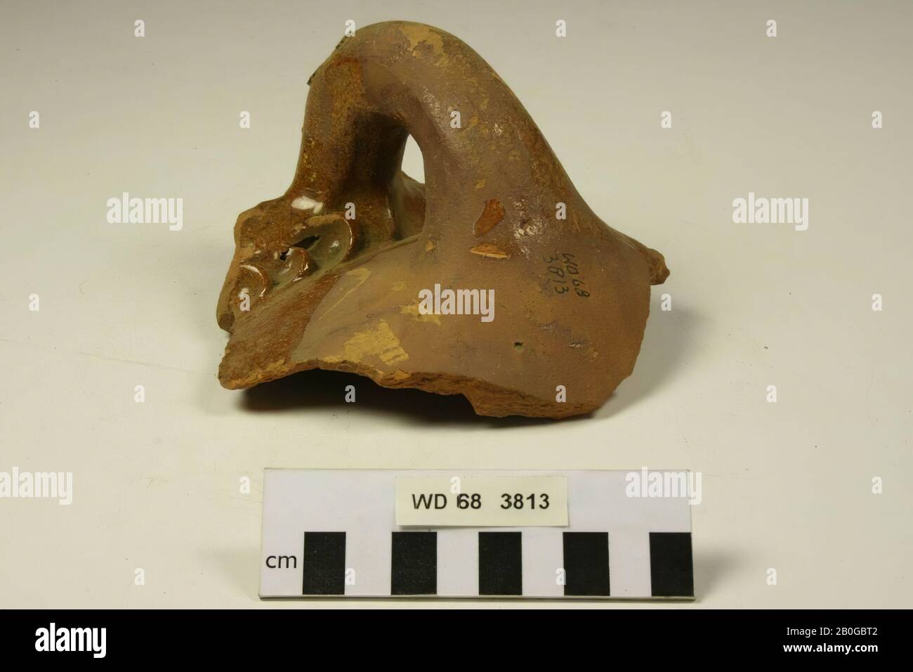 Shard con orecchio di terracotta rossa con glassa di piombo e decorazione goffrata sotto il bordo., Shard, terracotta, 13,3 x 13 x 8,6 cm, Olanda, Utrecht, Wijk bij Duurstede, Wijk bij Duurstede, Dorestad Foto Stock