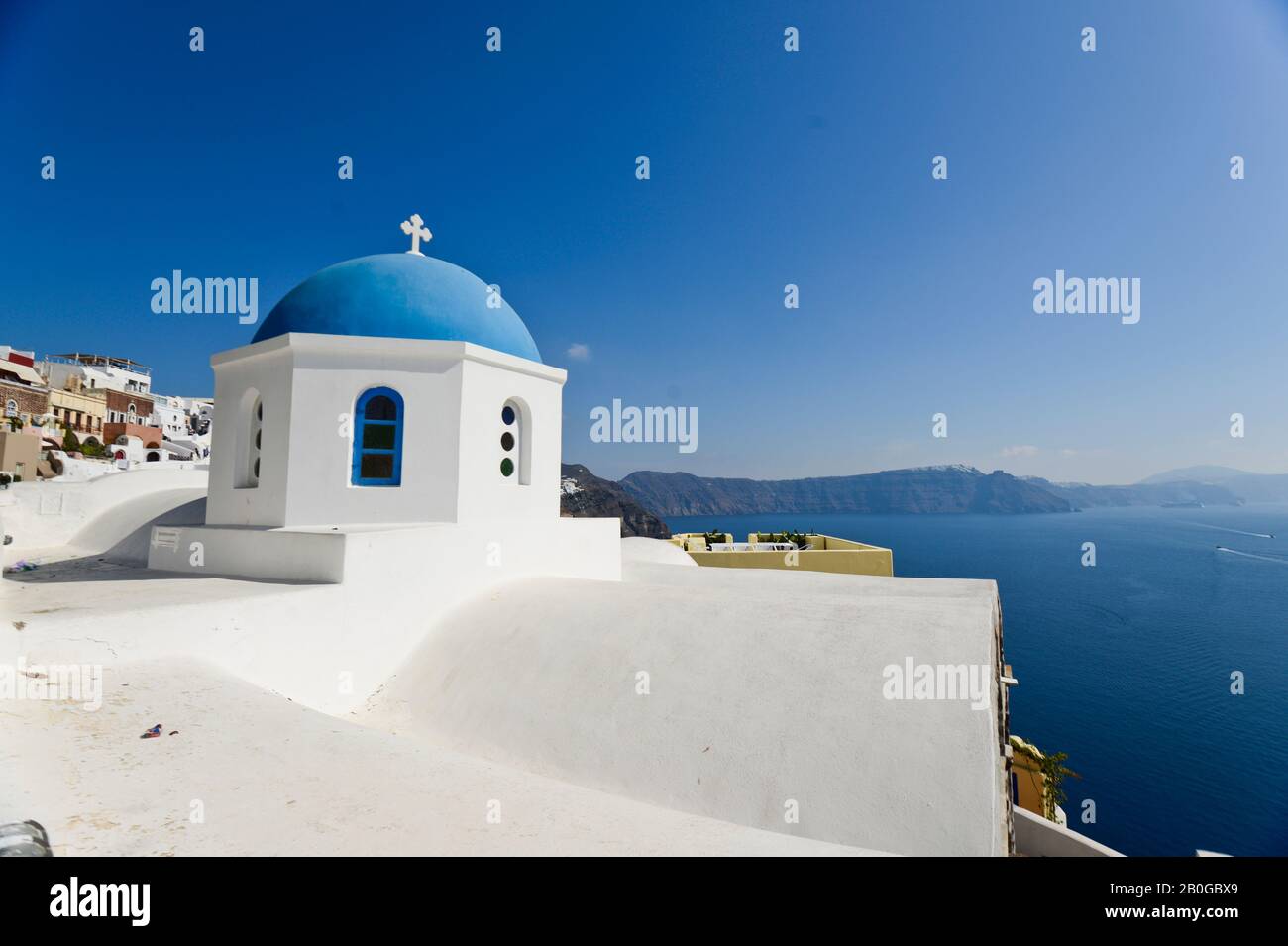 Tipica chiesa a cupola blu a Oia, isola di Santorini, Grecia Foto Stock