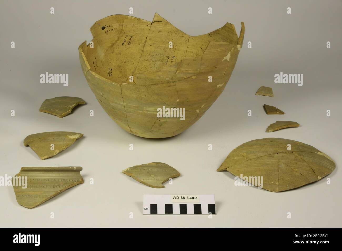 Fondo di una pentola di terracotta con 8 barbe associate separate. Incollaggio, Pot, frammenti, ceramica, h: 22 cm, diam: 26,5 cm, Olanda, Utrecht, Wijk bij Duurstede, Wijk bij Duurstede, Dorestad Foto Stock