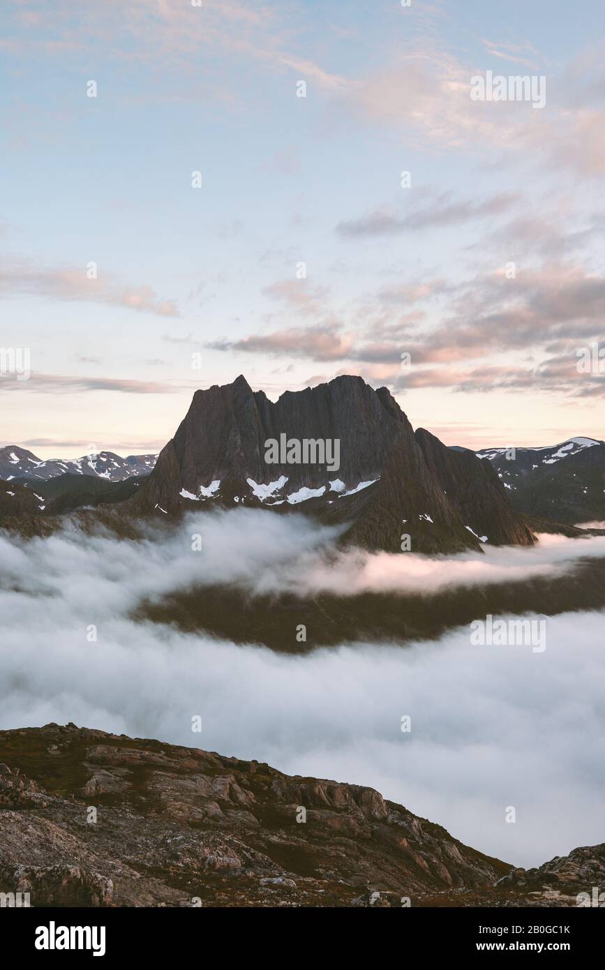 Tramonto sera montagne e nuvole paesaggio in Norvegia Senja isole natura paesaggio di montagna vista panoramica Foto Stock