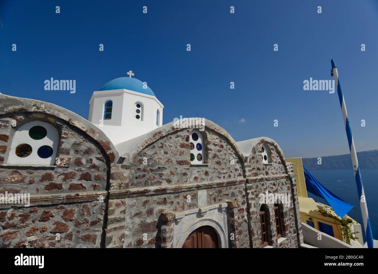 Tipica chiesa a cupola blu a Oia, isola di Santorini, Grecia Foto Stock
