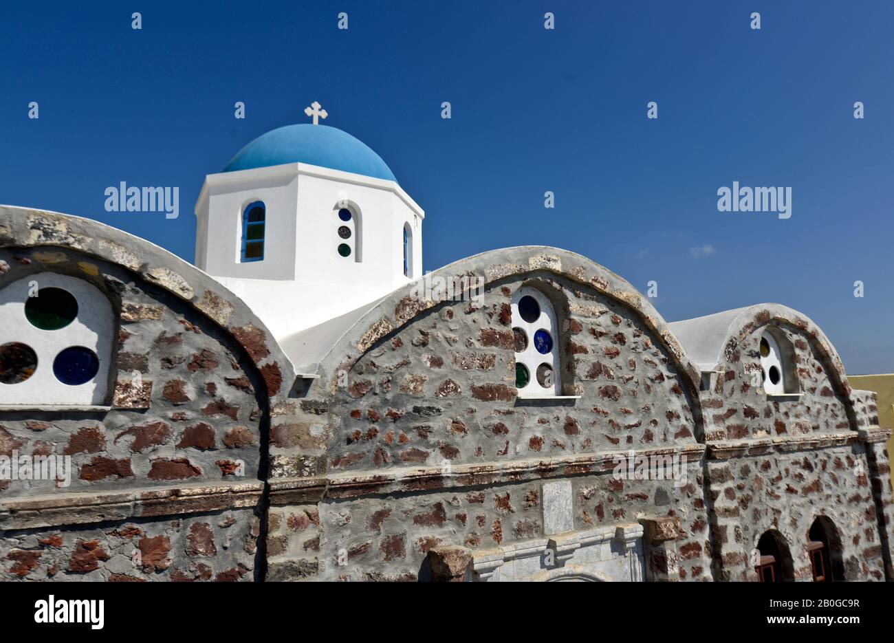 Tipica chiesa a cupola blu a Oia, isola di Santorini, Grecia Foto Stock