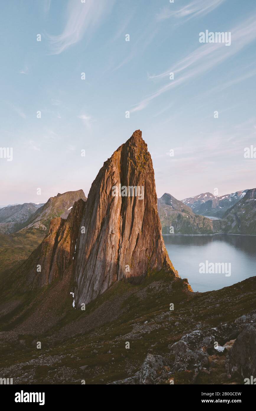 Segla montagna picco paesaggio in Norvegia tramonto rocce e fiordo vista sostenibile viaggio belle destinazioni scenario Senja isola natura scandinava Foto Stock