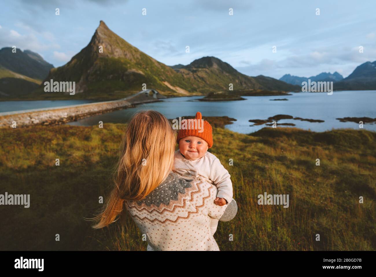 Madre con bambino neonato che viaggia in Norvegia vacanze stile di vita familiare donna e bambino che camminano insieme estate viaggio all'aperto isole Lofoten Foto Stock