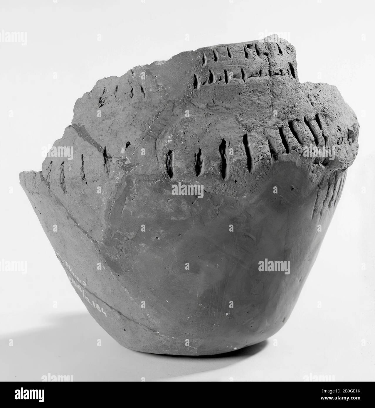 Frammento di una tazza di terracotta. Unstable old bonding and additions., Cup, fragment, terracotta, 19 x 17 x 9,6 cm, prehistory, Netherlands, Drenthe, Borger-Odoorn, Drouwen, hunebed D19 Foto Stock