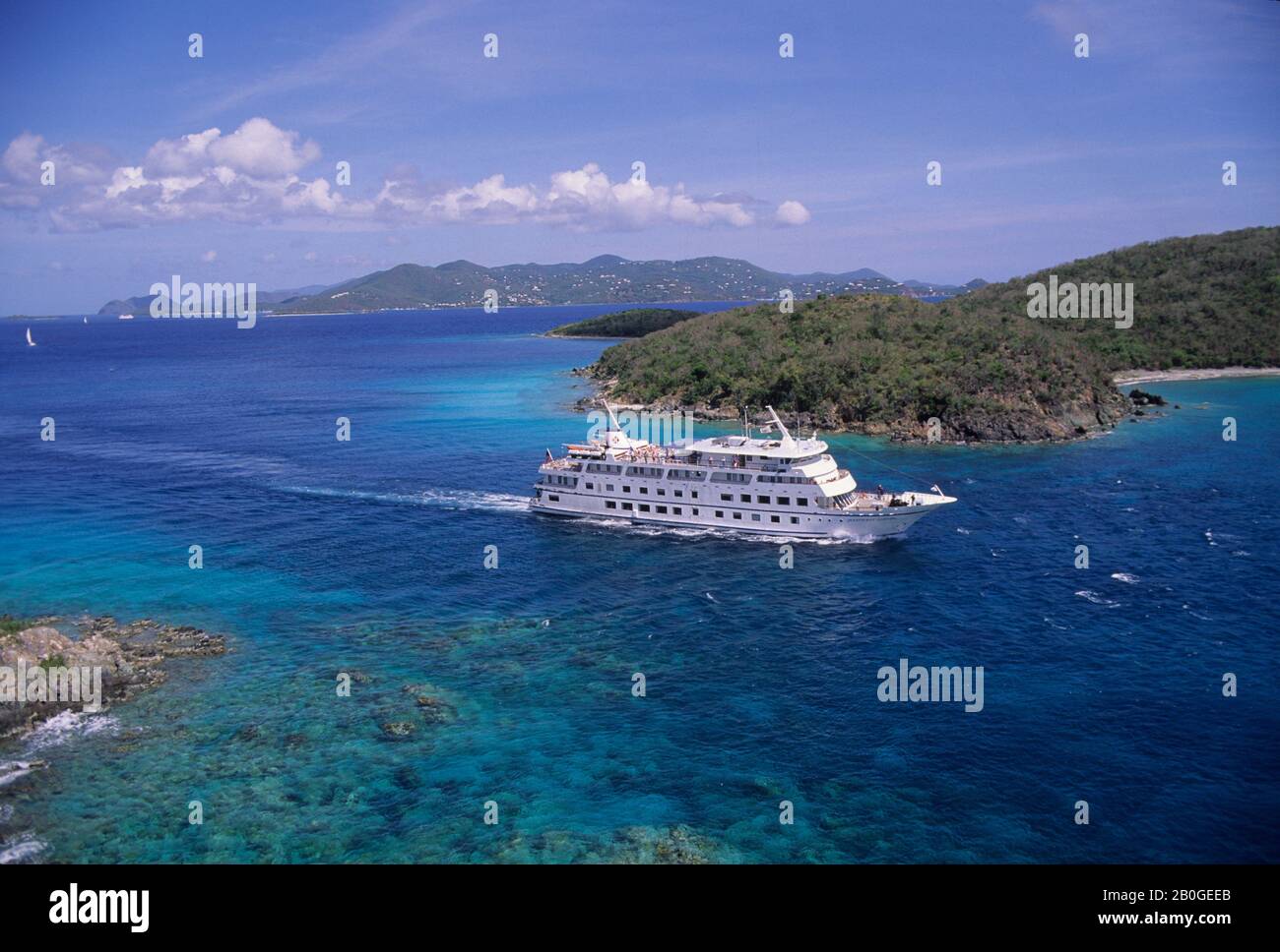 US VIRGIN ISLAND, VEDUTA AEREA DELLA NAVE DA CROCIERA NANTUCKET CLIPPER, CHRISTMAS COVE Foto Stock