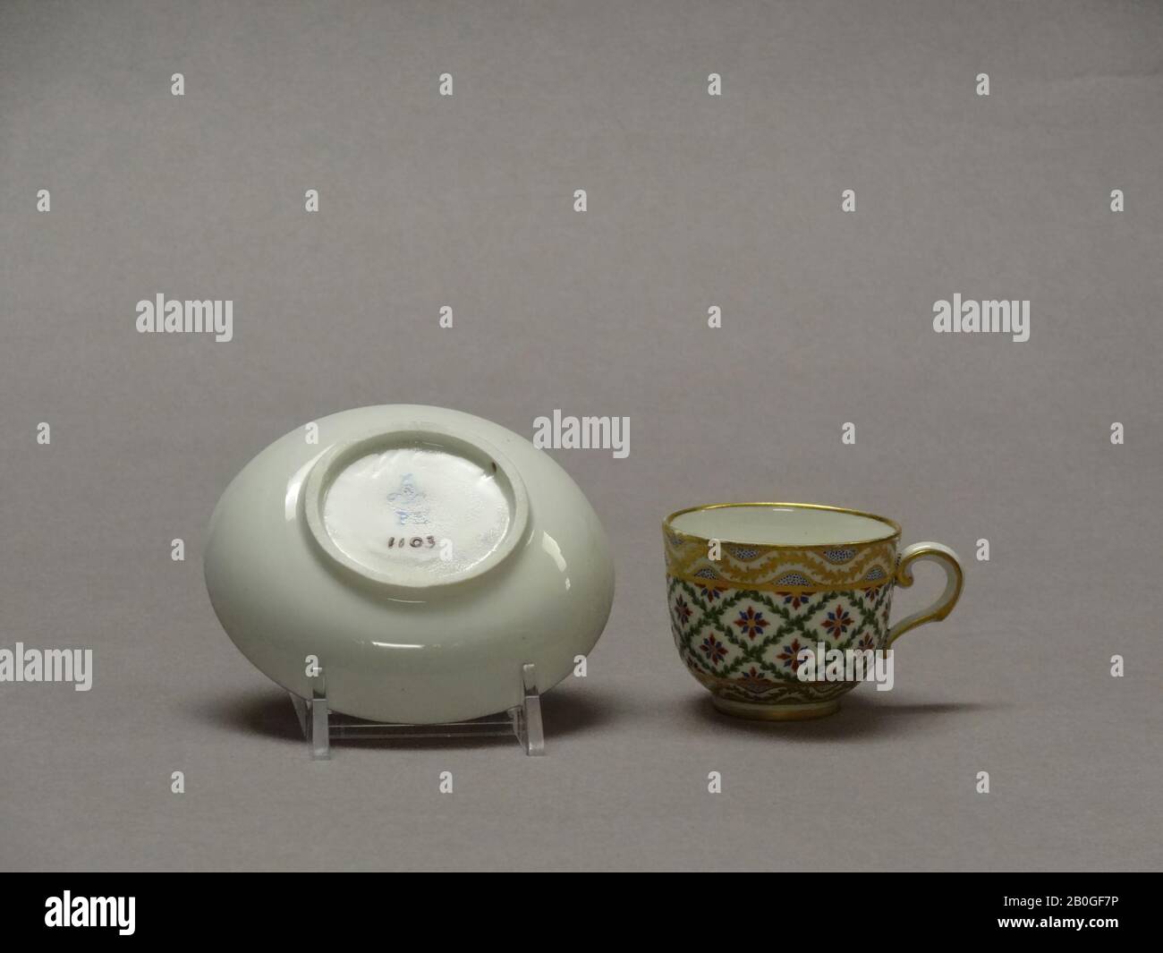 Sèvres porcellana Manufactory, Francese, 1756-presente, tazza piccola e Saucer, 1770, porcellana pasta morbida, altezza della tazza: 1 3/4 in. (4,4 cm); diametro: 2 1/8 in. (5,4 cm Foto Stock