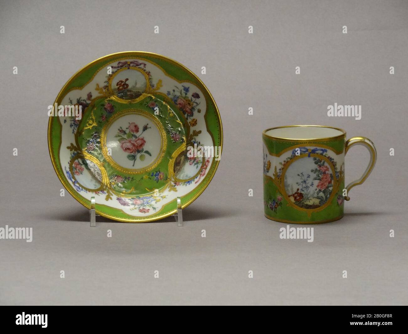 Sèvres porcellana Manufactory, francese, 1756-presente, Jean-Jacques Pierre le jeune, (francese, attivo 1763-1800), tazza e Saucer, 1783, porcellana pasta morbida, altezza della tazza: 2 5/8 in. (6,7 cm); diametro: 2 1/2 in. (6,4 cm Foto Stock