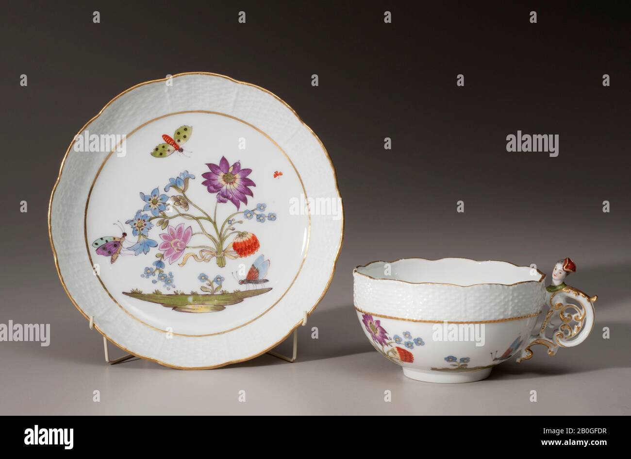 Porcellana Meissen Manufactory, tedesco, 1710-presente, Coppa e Saucer, c. 1740, porcellana dura, altezza della tazza: 1 7/8 in. (4,8 cm); diametro: 3 1/4 poll. (8,3 cm Foto Stock