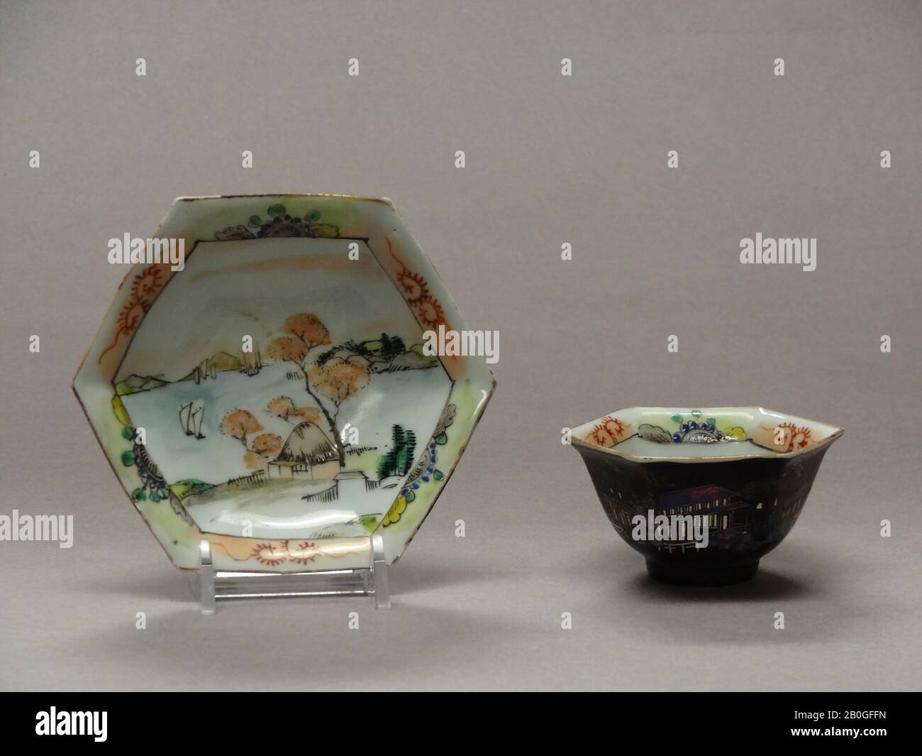 Giapponese, tazza e Saucer, 19th secolo, porcellana dura-pasta, tazza: 2 3/4 x 1 5/8 in. (7 x 4,1 cm Foto Stock Giapponese, tazza e Saucer, 19th secolo, porcellana dura-pasta, tazza: 2 3/4 x 1 5/8 in. (7 x 4,1 cm Foto Stock