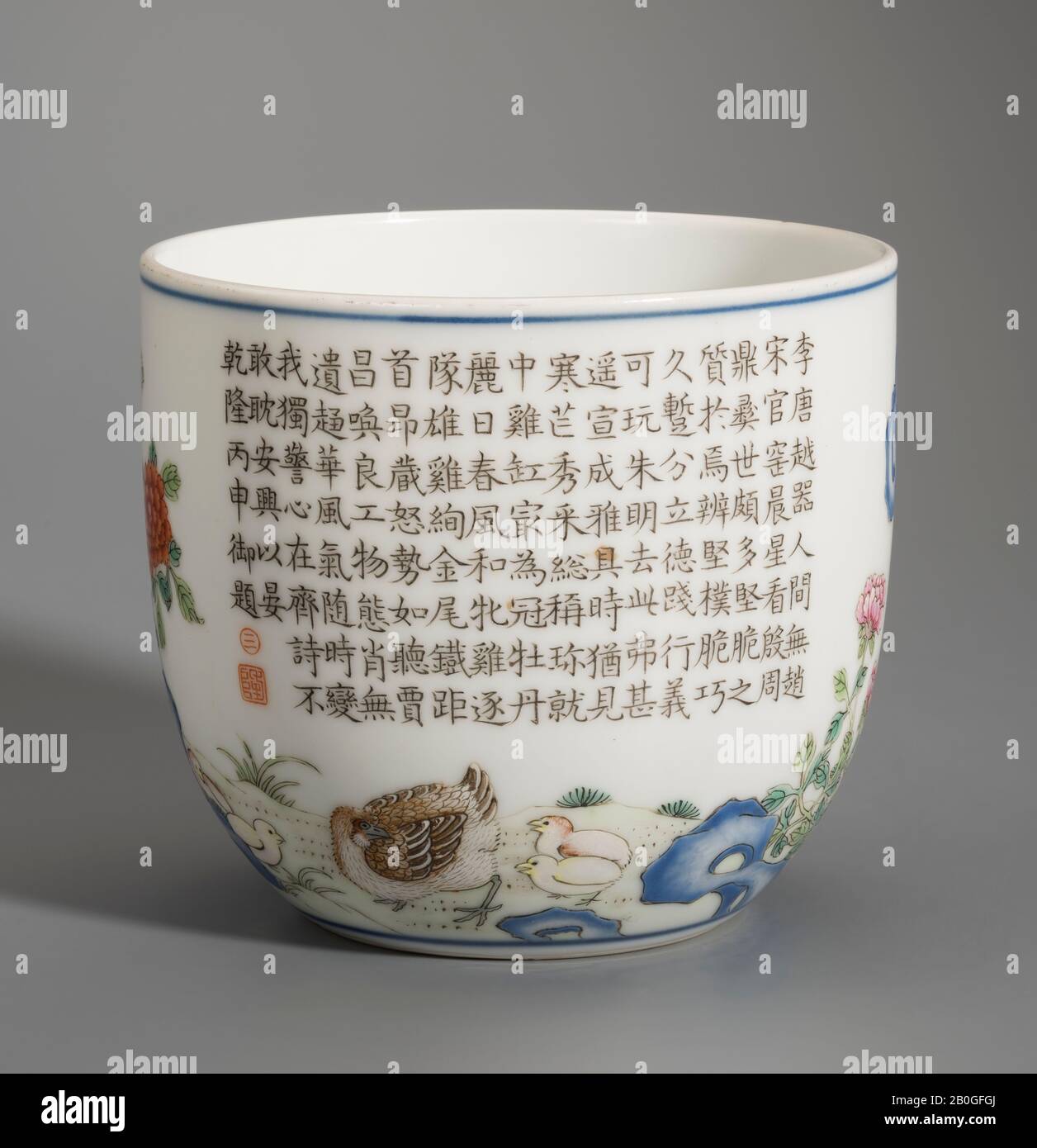 Ching Dynasty, Cup, 18th secolo, porcellana dura pasta, tazza: 2 11/16 x 3 3/16 x 3 3/16 in. (6,8 x 8,1 x 8,1 cm Foto Stock