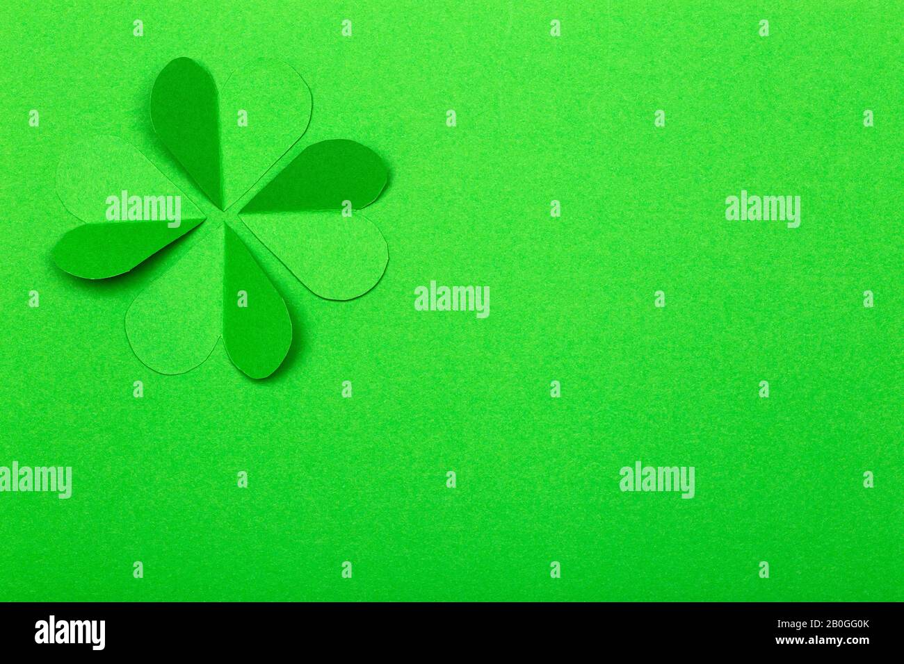 Giornata Di San Patrizio (St Il giorno di Paddy) il concetto di fondo. Trifoglio verde della carta su uno sfondo verde. Clover è un simbolo di Irlanda e Celtic cultu Foto Stock