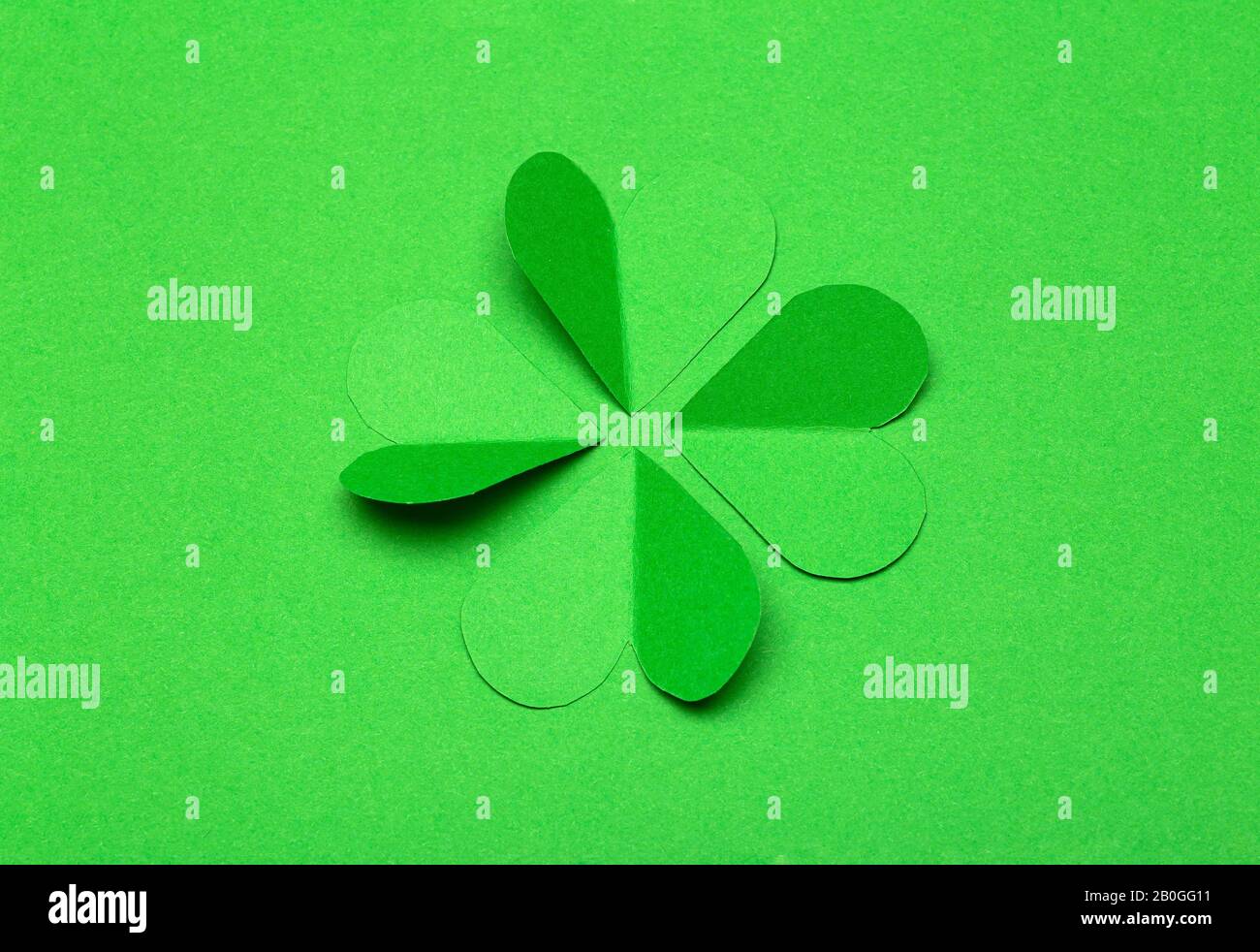 Giornata Di San Patrizio (St Il giorno di Paddy) il concetto di fondo. Trifoglio verde della carta su uno sfondo verde. Clover è un simbolo di Irlanda e Celtic cultu Foto Stock