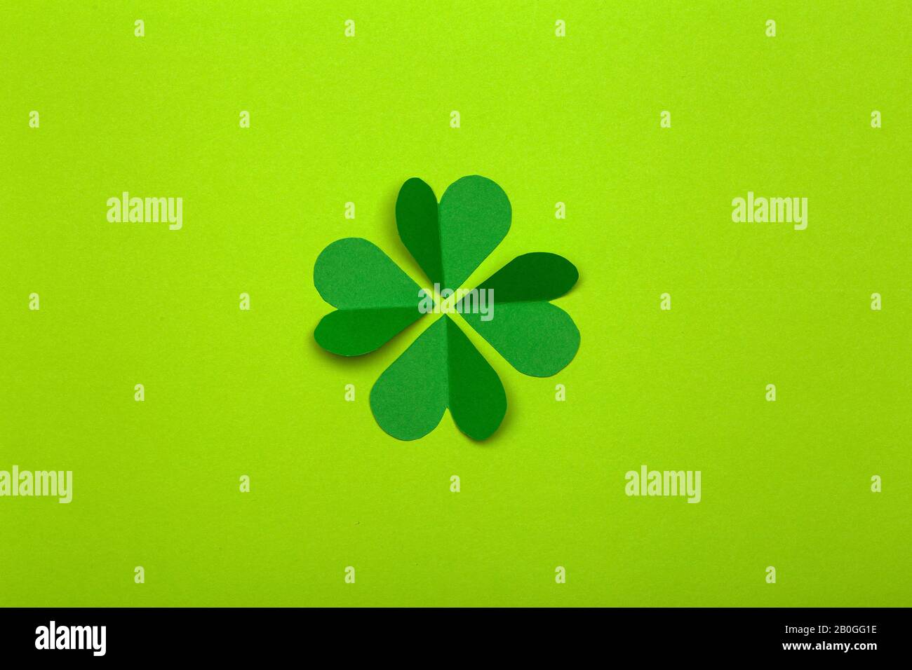 Giornata Di San Patrizio (St Il giorno di Paddy) il concetto di fondo. Trifoglio verde della carta su uno sfondo verde. Clover è un simbolo di Irlanda e Celtic cultu Foto Stock