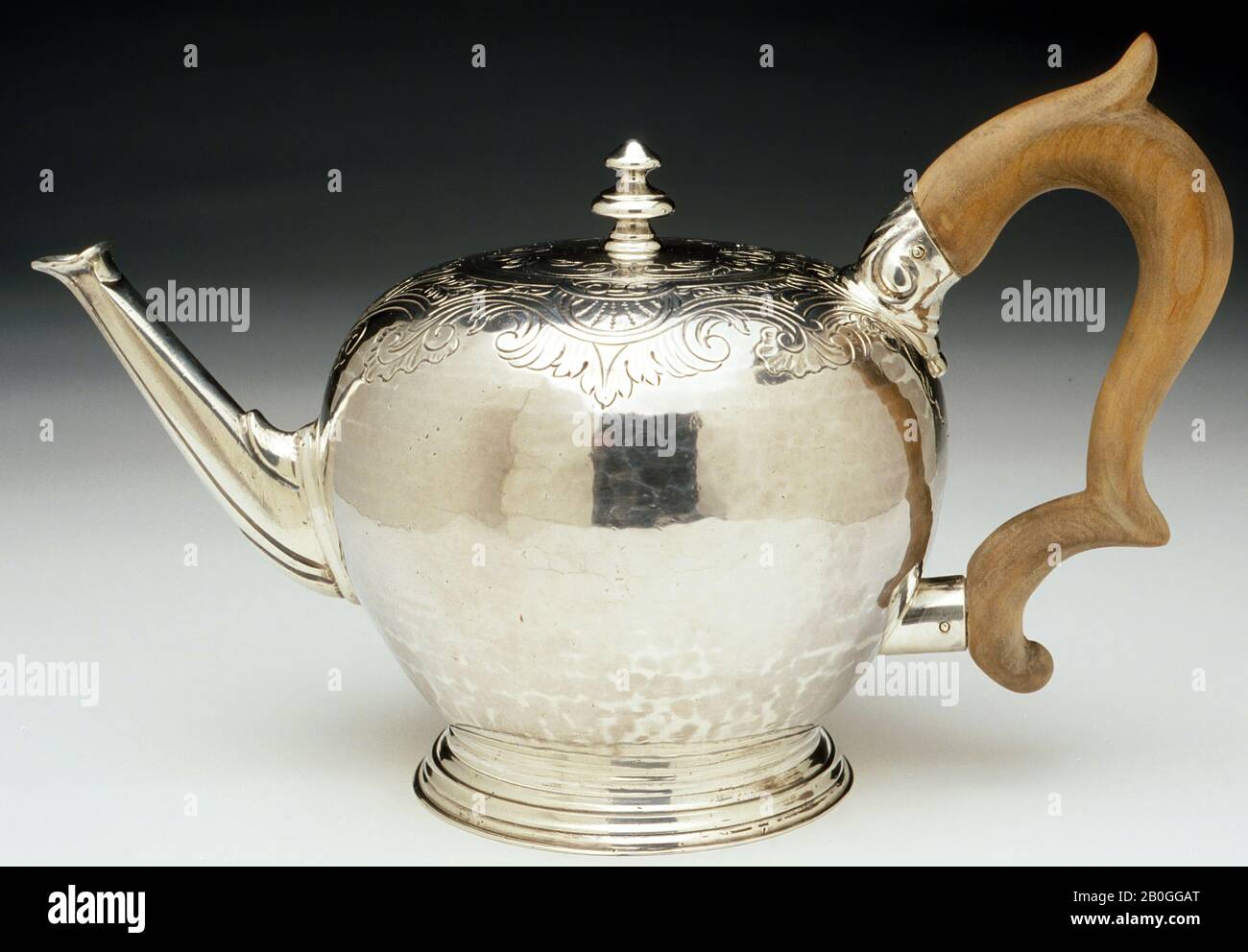 Presumibilmente John French, English, Active 1755–1770, Coppia di Teapots (spurie), probabilmente alla fine del 19th/inizio del 20th secolo, Silver Foto Stock