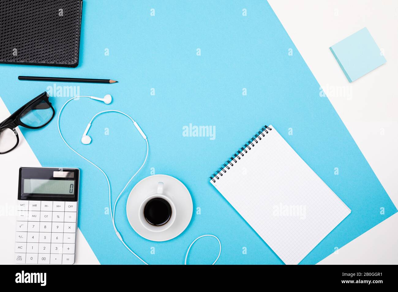 calcolatrice di cancelleria con layout si trova sul tavolo. vista dall'alto del luogo di lavoro ufficio con spazio di copia Foto Stock