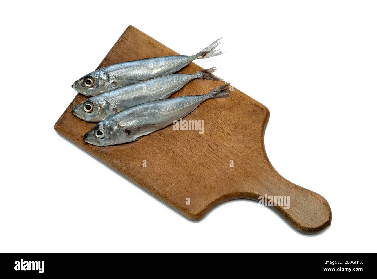 Sugarello su un tagliere;(Trachurus); Foto Stock