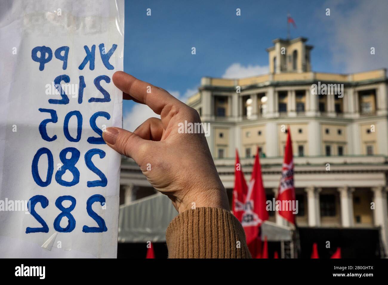 Mosca, Russia. 15th di febbraio, 2020 un partecipante al rally tiene un poster con una lista di articoli del codice penale russo a sostegno dei prigionieri politici durante un raduno che chiede un referendum sugli emendamenti costituzionali su Piazza Suvorovskaya a Mosca, Russia Foto Stock