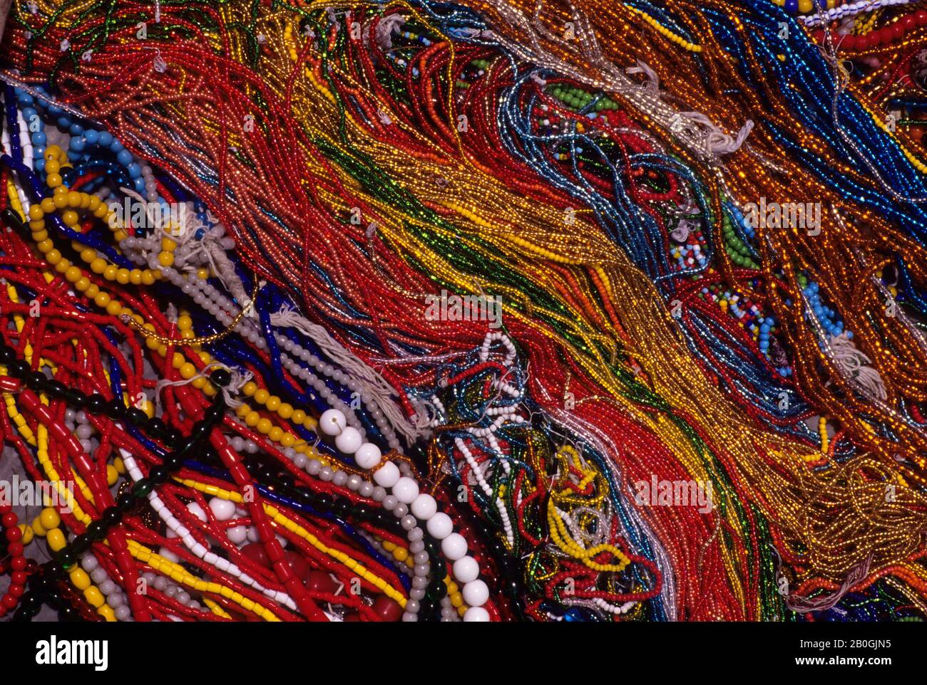 ECUADOR, HIGHLANDS, PUJILI, MERCATO INDIANO LOCALE, PRIMO PIANO DI PERLE DI VETRO Foto Stock