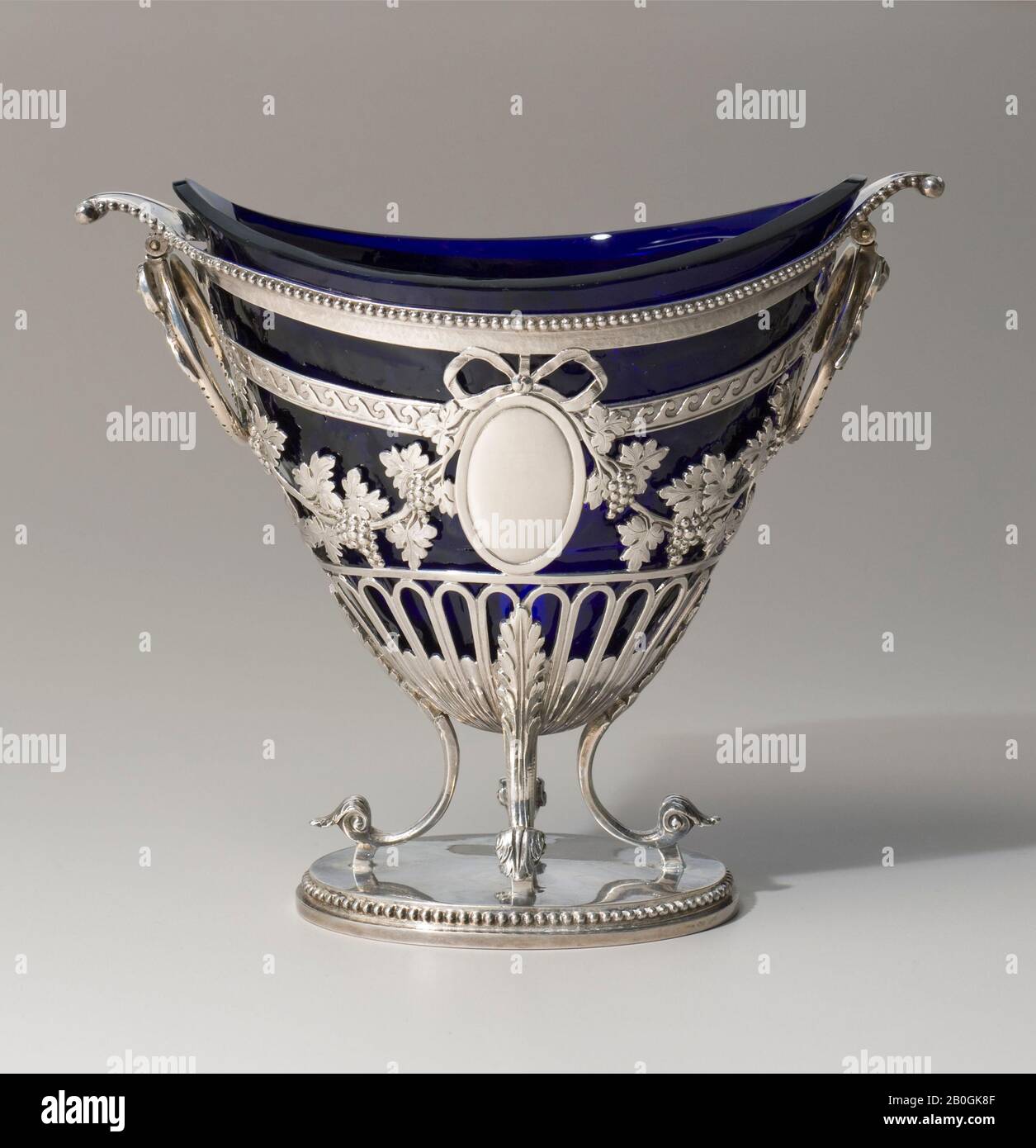 Robert Hennell i, inglese, 1741–1811, cestino per zucchero, 1782/83, vetro argento e blu, 6 1/8 x 6 15/16 x 3 7/8 in. (15,6 x 17,6 x 9,8 cm Foto Stock