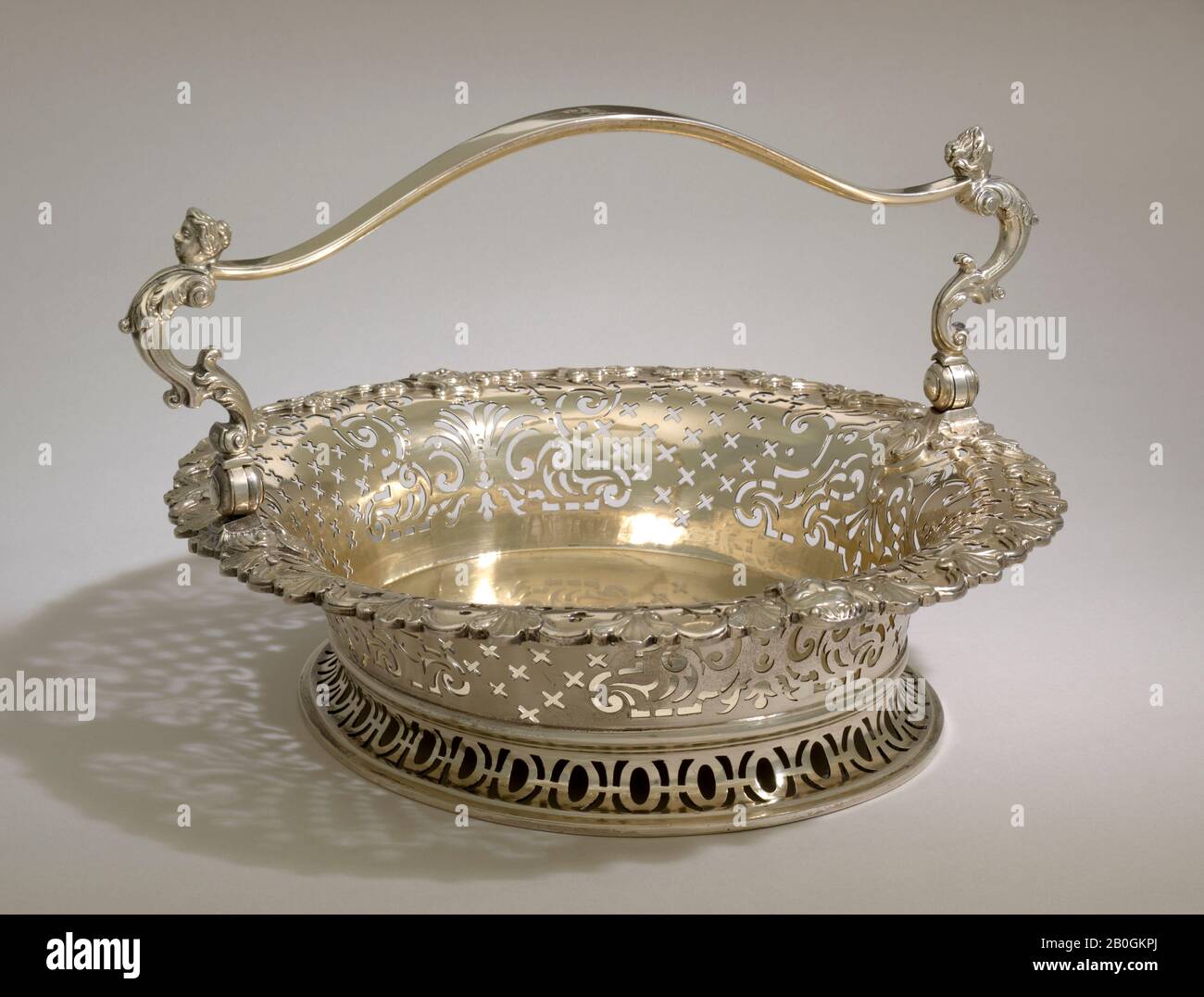Robert Gordon, inglese, attivo 1741–1800, canestro, 1742/43, argento, 8 3/16 x 14 x 12 1/16 in. (20,8 x 35,6 x 30,6 cm Foto Stock Robert Gordon, inglese, attivo 1741–1800, canestro, 1742/43, argento, 8 3/16 x 14 x 12 1/16 in. (20,8 x 35,6 x 30,6 cm Foto Stock