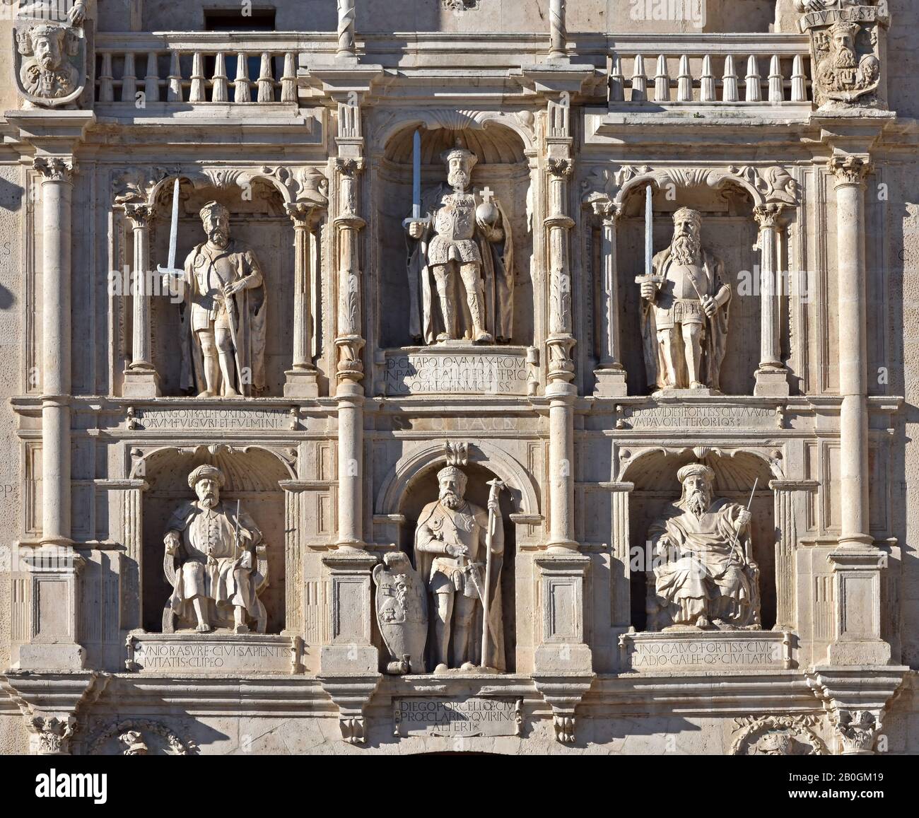La porta della città è conosciuta come Arco di Santa Maria, Burgos, Provincia spagnola, Castilla y Leon, Spagna. ( l'Arco è una delle dodici antiche porte medievali, questa particolare è proprio accanto al fiume e fa un grande ingresso alla Cattedrale, . I fondatori della città possono essere visti sulla facciata, insieme a quella di El Cid.) Foto Stock