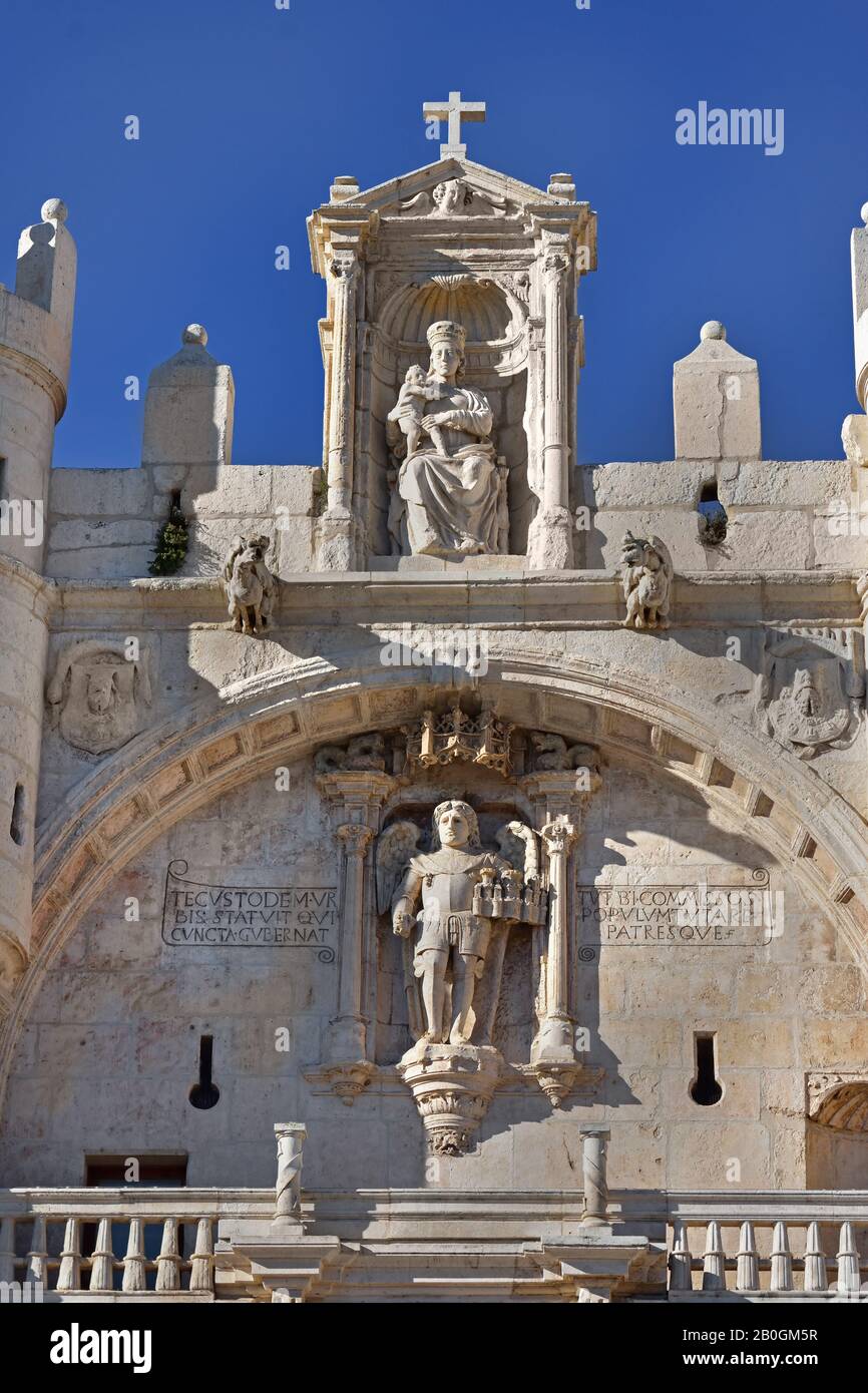La porta della città è conosciuta come Arco di Santa Maria, Burgos, Provincia spagnola, Castilla y Leon, Spagna. ( l'Arco è una delle dodici antiche porte medievali, questa particolare è proprio accanto al fiume e fa un grande ingresso alla Cattedrale, . I fondatori della città possono essere visti sulla facciata, insieme a quella di El Cid.) Foto Stock