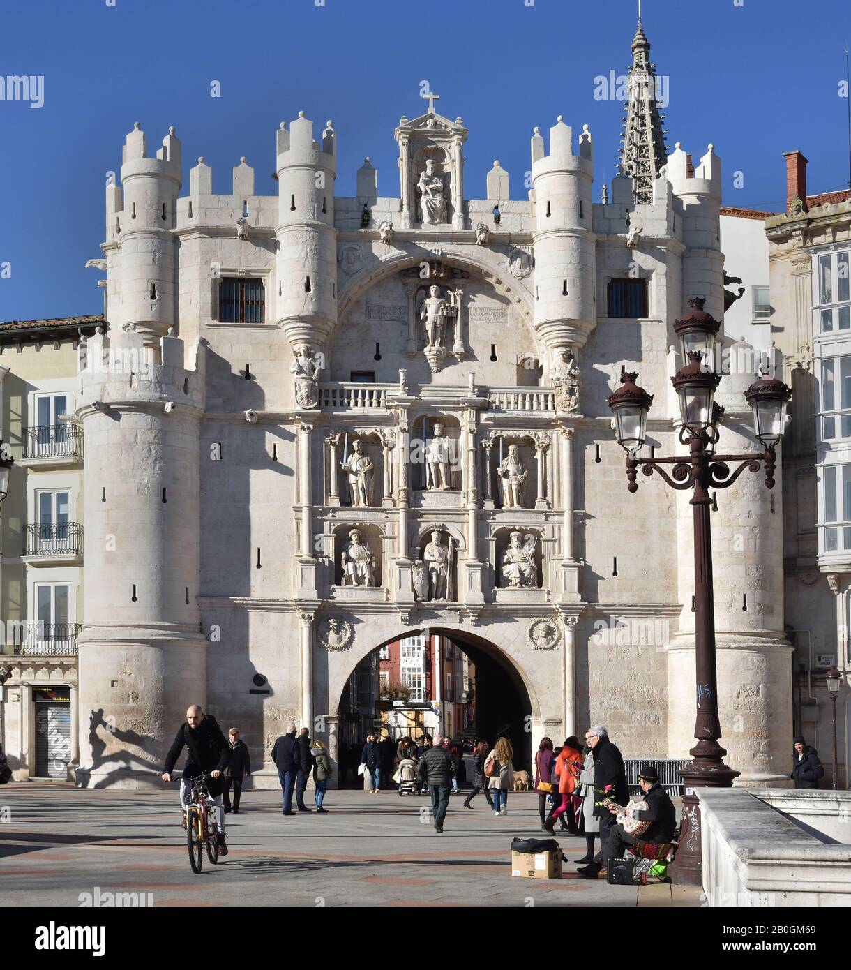 La porta della città è conosciuta come Arco di Santa Maria, Burgos, Provincia spagnola, Castilla y Leon, Spagna. ( l'Arco è una delle dodici antiche porte medievali, questa particolare è proprio accanto al fiume e fa un grande ingresso alla Cattedrale, . I fondatori della città possono essere visti sulla facciata, insieme a quella di El Cid.) Foto Stock