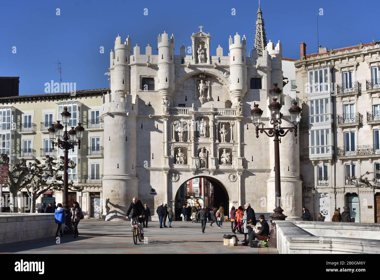 La porta della città è conosciuta come Arco di Santa Maria, Burgos, Provincia spagnola, Castilla y Leon, Spagna. ( l'Arco è una delle dodici antiche porte medievali, questa particolare è proprio accanto al fiume e fa un grande ingresso alla Cattedrale, . I fondatori della città possono essere visti sulla facciata, insieme a quella di El Cid.) Foto Stock