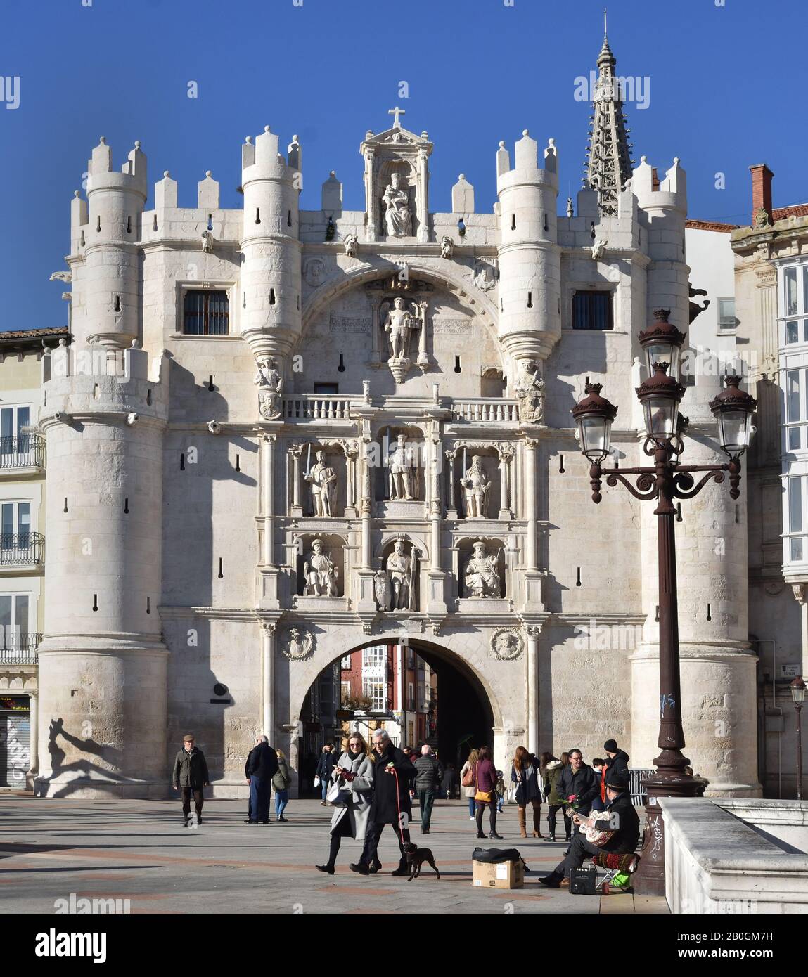 La porta della città è conosciuta come Arco di Santa Maria, Burgos, Provincia spagnola, Castilla y Leon, Spagna. ( l'Arco è una delle dodici antiche porte medievali, questa particolare è proprio accanto al fiume e fa un grande ingresso alla Cattedrale, . I fondatori della città possono essere visti sulla facciata, insieme a quella di El Cid.) Foto Stock