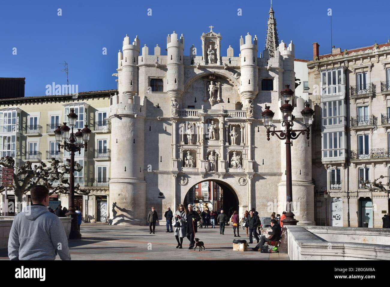 La porta della città è conosciuta come Arco di Santa Maria, Burgos, Provincia spagnola, Castilla y Leon, Spagna. ( l'Arco è una delle dodici antiche porte medievali, questa particolare è proprio accanto al fiume e fa un grande ingresso alla Cattedrale, . I fondatori della città possono essere visti sulla facciata, insieme a quella di El Cid.) Foto Stock