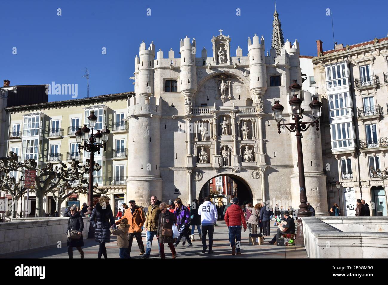 La porta della città è conosciuta come Arco di Santa Maria, Burgos, Provincia spagnola, Castilla y Leon, Spagna. ( l'Arco è una delle dodici antiche porte medievali, questa particolare è proprio accanto al fiume e fa un grande ingresso alla Cattedrale, . I fondatori della città possono essere visti sulla facciata, insieme a quella di El Cid.) Foto Stock