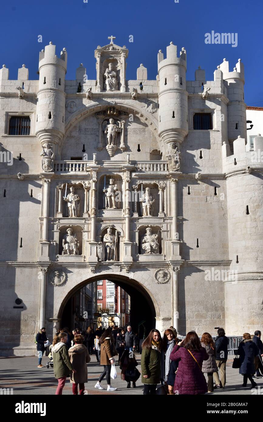 La porta della città è conosciuta come Arco di Santa Maria, Burgos, Provincia spagnola, Castilla y Leon, Spagna. ( l'Arco è una delle dodici antiche porte medievali, questa particolare è proprio accanto al fiume e fa un grande ingresso alla Cattedrale, . I fondatori della città possono essere visti sulla facciata, insieme a quella di El Cid.) Foto Stock