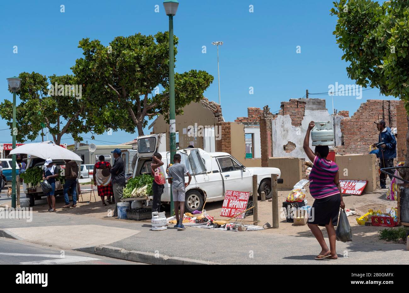Zwelihle, Hermanus, Capo Occidentale, Sudafrica. Dicembre 2019. Commercianti che vendono frutta e verdure sulla strada alla città di Zwelihle a Hermanus, occidentale Foto Stock